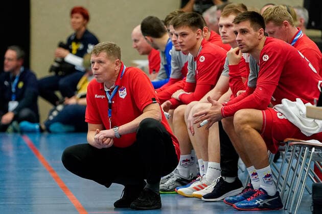 Ihar Papruha (Trainer, Cheftrainer, SKA Minsk), am Spielfeldrand, an der Seitenauslinie, Freisteller, Ganzkörper, Einzelbild, Aktion, Action, 20.11.2019, Mannheim (Deutschland), Handball, EHF-Pokal, Rhein-Neckar Löwen - SKA Minsk