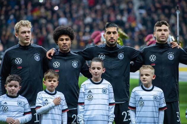 Die deutschen Spieler singen die Nationalhymne mit, singend, v.l.n.r. Julian BRANDT (GER), Serge GNABRY (GER), Emre CAN (GER), Jonas HECTOR (GER), Line up, Präsentation, Praesentation, halbe Figur, Halbfigur, Querformat, Fussball Laenderspiel, EM-Qualifikation, Gruppe C, Deutschland (GER) - Nordirland (NIR) 6:1, am 19.11.2019 in Frankfurt Deutschland. Â