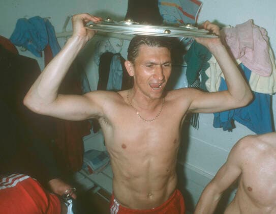 Fußball, FC Bayern München, Deutscher Meister 1986 FC Bayern München - Borussia Mönchengladbach 6:0 26.04.1986 Die Bayern feiern den Deutschen Meistertitel in der Kabine. Klaus Augenthaler mit der Meisterschale.