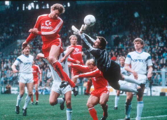 VFL Bochum - FC Bayern München 0:2 31.10.1987. Roland Wohlfarth (FCB) köpft vor Torwart Ralf Zumdick (BOC). Unten duckt sich Michael Rummenigge (FCB).