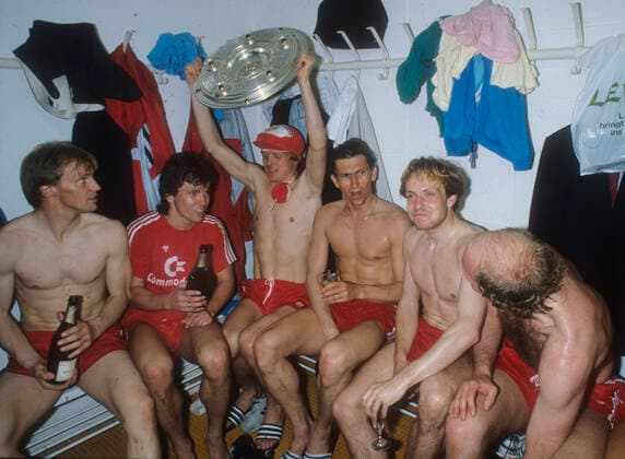 Fußball, FC Bayern München, Deutscher Meister 1986 FC Bayern München - Borussia Mönchengladbach 6:0 26.04.1986 Die Bayern feiern den Deutschen Meistertitel in der Kabine. V.l: Hansi Pflügler, Lothar Matthäus, Sören Lerby (mit Schale), Klaus Augenthaler, Michael Rummenigge und Dieter Hoeneß.