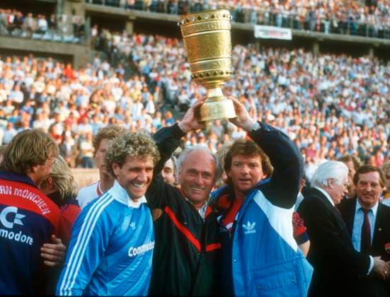 Fußball, DFB-Pokalfinale 1985 1986, FC Bayern München - VfB Stuttgart FC Bayern München DFB Pokalsieger nach Finalsieg gegen den VFB Stuttgart am 03.05.1986 in Berlin. V.l: Jean-Marie Pfaff, Trainer Udo Lattek ond Co-Trainer Egon Coordes präsentieren den Pokal.