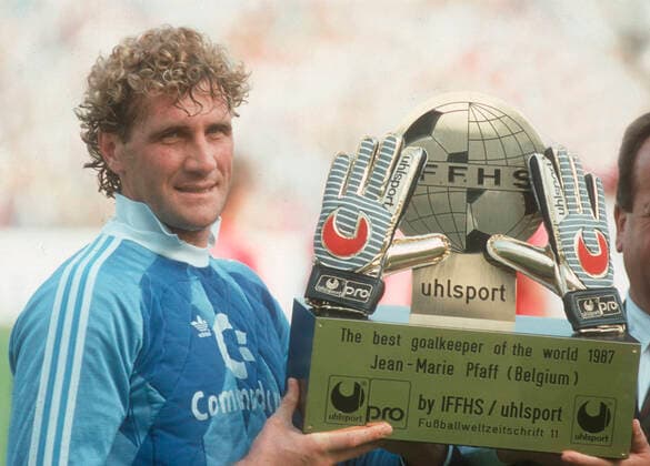 Jean-Marie Pfaff (FC Bayern) wird als Welttorhüter ausgezeichnet 19.09.1987. *** Jean Marie Pfaff FC Bayern awarded world goalkeeper title 19 09 1987 HM