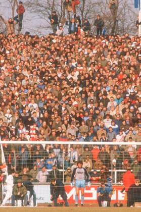 Waldhof Mannheim - FC Bayern München 0:0 10.03.1984. Torwart Jean-Marie Pfaff (FCB) vor der Zuschauerkulisse im ausverkauften Südweststadion in Ludwigshafen.