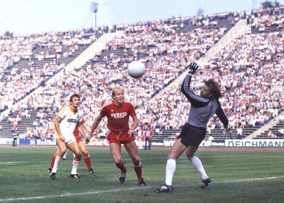 FC Bayern München - SG Eintracht Frankfurt 4:0 18.09.1982 Dieter Hoeneß (FCB) frei vor Tw. Jürgen Pahl. Hinten: Karl-Heinz Körbel (beide Frankf.).