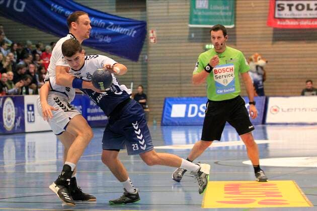 2.Bundesliga Handball VfL Luebeck-Schwartau - EHV Aue 21.11.2019, Hansehalle Luebeck, GER, 2.Bundesliga Handball VfL Luebeck-Schwartau - EHV Aue im Bild picture shows Janik Schrader VfL Luebeck-Schwartau wird von Kevin Roch (EHV Aue) gestoppt.