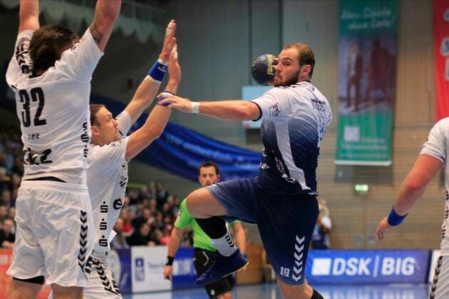 2.Bundesliga Handball VfL Luebeck-Schwartau - EHV Aue 21.11.2019, Hansehalle Luebeck, GER, 2.Bundesliga Handball VfL Luebeck-Schwartau - EHV Aue im Bild picture shows Jan Schult VfL Luebeck-Schwartau im Sprungwurf ueber Kevin Roch (EHV Aue) und Kevin Lux (EHV Aue)