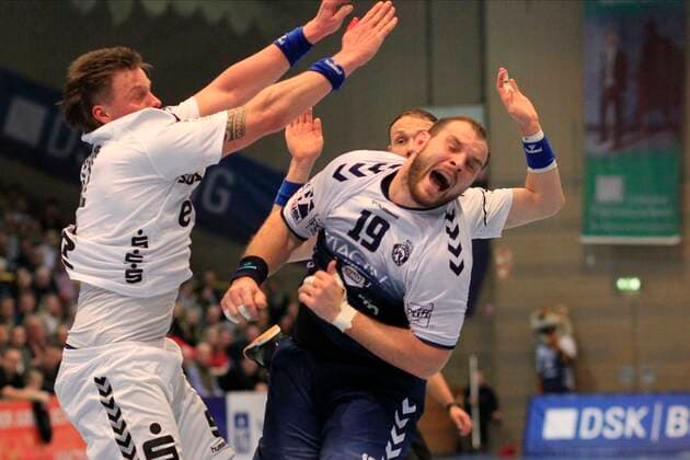 2.Bundesliga Handball VfL Luebeck-Schwartau - EHV Aue 21.11.2019, Hansehalle Luebeck, GER, 2.Bundesliga Handball VfL Luebeck-Schwartau - EHV Aue im Bild picture shows Jan Schult VfL Luebeck-Schwartau wird hart von Kevin Lux (EHV Aue) geblockt.