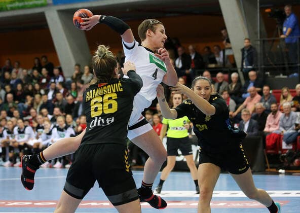 BAU 21.11.2019 Stuttgart Handball Frauen Deutschland vs. Montenegro, v.l. Ema Ramusovic (Montenegor), Alina Grijseels (GER), Milena Raicevic (Montenegro)