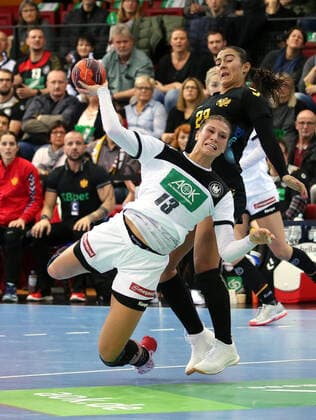 BAU 21.11.2019 Stuttgart Handball Frauen Deutschland vs. Montenegro, v.l. Julia Behnke (GER), Dijana Ujkoc (Montenegro)