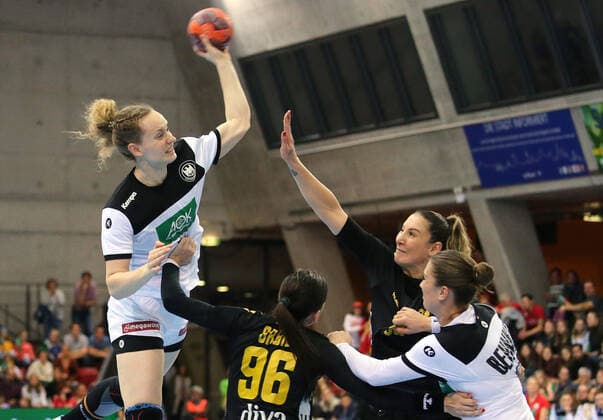 BAU 21.11.2019 Stuttgart Handball Frauen Deutschland vs. Montenegro, links Maren Weigel (GER)