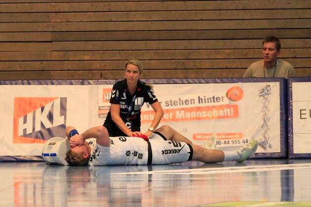 2.Bundesliga Handball VfL Luebeck-Schwartau - EHV Aue 21.11.2019, Hansehalle Luebeck, GER, 2.Bundesliga Handball VfL Luebeck-Schwartau - EHV Aue im Bild picture shows Verletzt Verletzung Schmerzen. Sebastian Naumann (EHV Aue) liegt am Boden und wird versorgt.