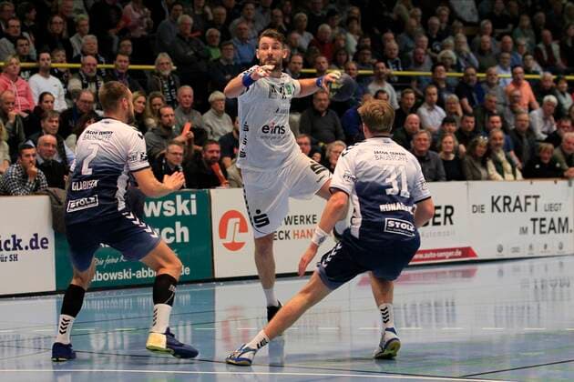 2.Bundesliga Handball VfL Luebeck-Schwartau - EHV Aue 21.11.2019, Hansehalle Luebeck, GER, 2.Bundesliga Handball VfL Luebeck-Schwartau - EHV Aue im Bild picture shows Ladislav Brykner (EHV Aue) setzt sich mit einem Sprungwurf gegen Thees Glabisch VfL Luebeck-Schwartau und Dadi Runarsson VfL Luebeck-Schwartau durch.