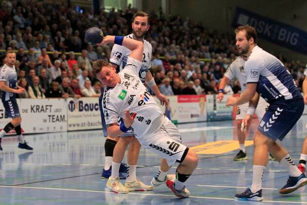 2.Bundesliga Handball VfL Luebeck-Schwartau - EHV Aue 21.11.2019, Hansehalle Luebeck, GER, 2.Bundesliga Handball VfL Luebeck-Schwartau - EHV Aue im Bild picture shows Kevin Lux (EHV Aue) befreit sich von Steffen Köhler Koehler VfL Luebeck-Schwartau und Martin Waschul VfL Luebeck-Schwartau