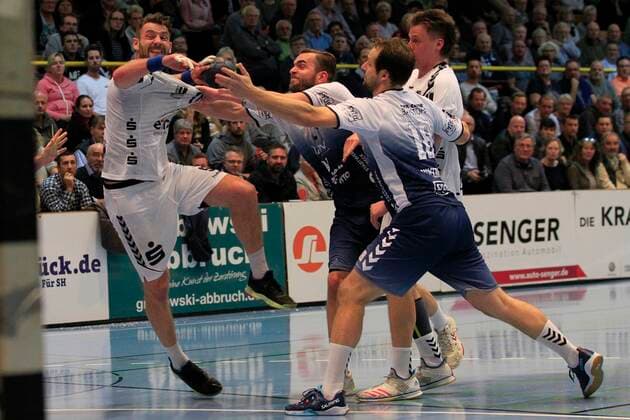 2.Bundesliga Handball VfL Luebeck-Schwartau - EHV Aue 21.11.2019, Hansehalle Luebeck, GER, 2.Bundesliga Handball VfL Luebeck-Schwartau - EHV Aue im Bild picture shows Ladislav Brykner (EHV Aue) setzt sich gegen Steffen Köhler Koehler VfL Luebeck-Schwartau und Martin Waschul VfL Luebeck-Schwartau durch.