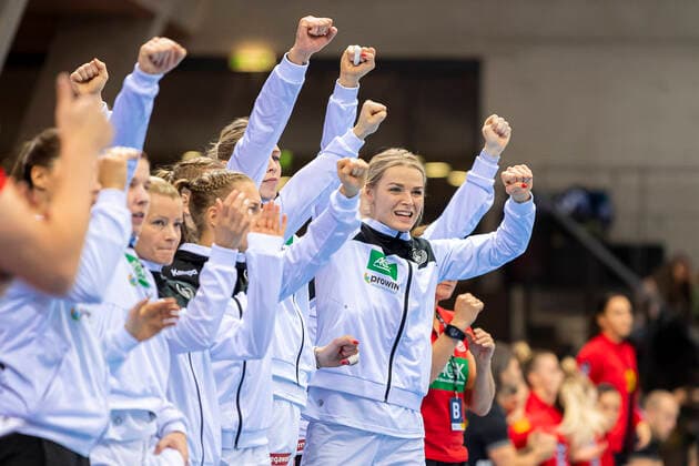 Stuttgart, Deutschland 21. November 2019: EHF Frauen Testspiel - Deutschland vs. Montenegro Evgenija Minevskaja (Deutschland Brest) Jubel Freude Emotion Stuttgart Scharrena Deutschland