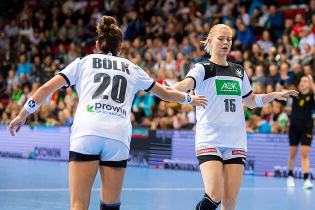Stuttgart, Deutschland 21. November 2019: EHF Frauen Testspiel - Deutschland vs. Montenegro v.li. Emily Boelk Bölk (Deutschland Thueringer HC), Kim Naidzinavicius (Deutschland Bietigheim) Stuttgart Scharrena Deutschland
