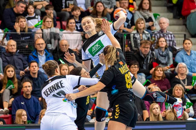 Stuttgart, Deutschland 21. November 2019: EHF Frauen Testspiel - Deutschland vs. Montenegro Maren Weigel (Deutschland Metzingen), Jelena Despotovic (Montenegro), Julia Behnke (Deutschland Rostov Don) am Kreis Stuttgart Scharrena Deutschland