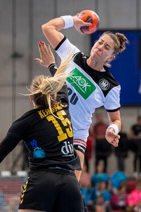 Stuttgart, Deutschland 21. November 2019: EHF Frauen Testspiel - Deutschland vs. Montenegro Emily Boelk Bölk (Deutschland Thueringer HC), Andrea Klikovac (Montenegro) Stuttgart Scharrena Deutschland