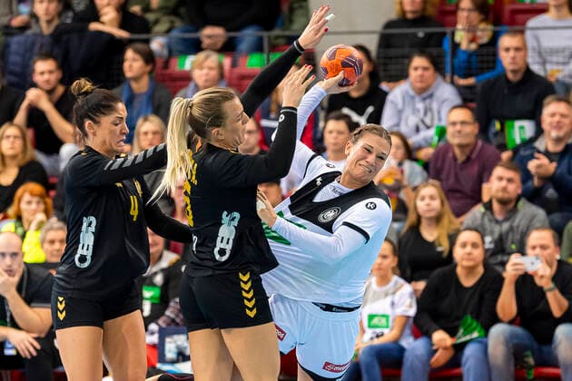 Sport Bilder des Tages Stuttgart, Deutschland 21. November 2019: EHF Frauen Testspiel - Deutschland vs. Montenegro v.li. Jovanka Radicevic (Montenegro), Ema Ramusovic (Montenegro), Julia Behnke (Deutschland Rostov Don) Stuttgart Scharrena Deutschland