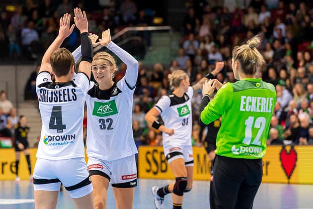Stuttgart, Deutschland 21. November 2019: EHF Frauen Testspiel - Deutschland vs. Montenegro v.li. Alina Grijseels (Deutschland Dortmund), Evgenija Minevskaja (Deutschland Brest), Torhueterin Dinah Eckerle (Deutschland SG BBM Bietigheim) Stuttgart Scharrena Deutschland