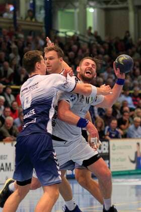 2.Bundesliga Handball VfL Luebeck-Schwartau - EHV Aue 21.11.2019, Hansehalle Luebeck, GER, 2.Bundesliga Handball VfL Luebeck-Schwartau - EHV Aue im Bild picture shows Ladislav Brykner (EHV Aue) wird von Mex Raguse VfL Luebeck-Schwartau und Fynn Ranke VfL Luebeck-Schwartau gestoppt.