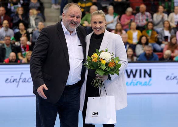 BAU 21.11.2019 Stuttgart Handball Frauen Deutschland vs. Montenegro, v.l. DHB-Präsident Andreas Michelmann verabschiedet Saskia Lang