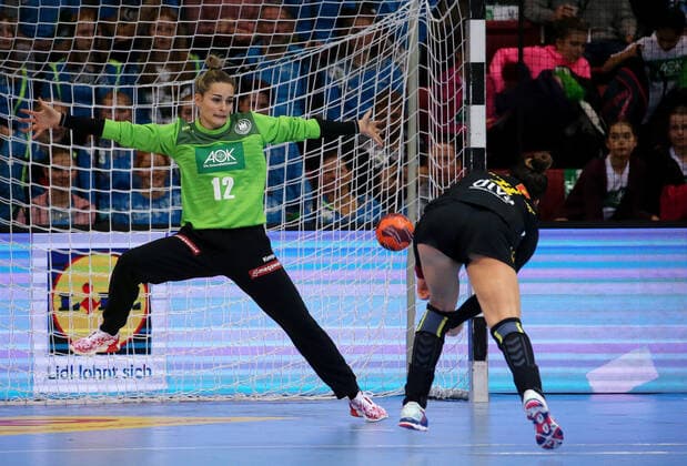 BAU 21.11.2019 Stuttgart Handball Frauen Deutschland vs. Montenegro, v.l. Dinah Eckerle (GER), Jovanka Radicevic (Montenegro)