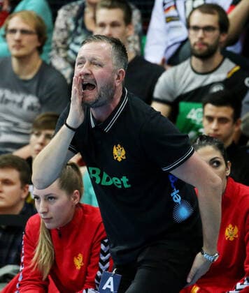 BAU 21.11.2019 Stuttgart Handball Frauen Deutschland vs. Montenegro, Trainer Per Andres Johansson (Montenegro)