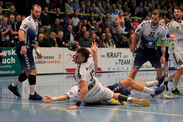 2.Bundesliga Handball VfL Luebeck-Schwartau - EHV Aue 21.11.2019, Hansehalle Luebeck, GER, 2.Bundesliga Handball VfL Luebeck-Schwartau - EHV Aue im Bild picture shows Martin Waschul VfL Luebeck-Schwartau faellt auf Kevin Lux (EHV Aue)