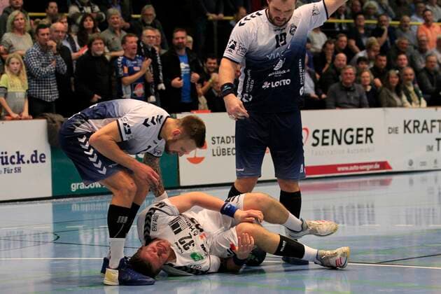 2.Bundesliga Handball VfL Luebeck-Schwartau - EHV Aue 21.11.2019, Hansehalle Luebeck, GER, 2.Bundesliga Handball VfL Luebeck-Schwartau - EHV Aue im Bild picture shows Verletzt Verletzung Schmerzen.Kevin Lux (EHV Aue) haelt sich sein Knie, Thees Glabisch VfL Luebeck-Schwartau troestet.