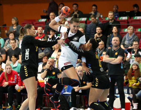 BAU 21.11.2019 Stuttgart Handball Frauen Deutschland vs. Montenegro, v.l. Katarina Bulatovic (Montenegro), Emily Bölk (GER), Jovanka Radicevic (Montenegro)
