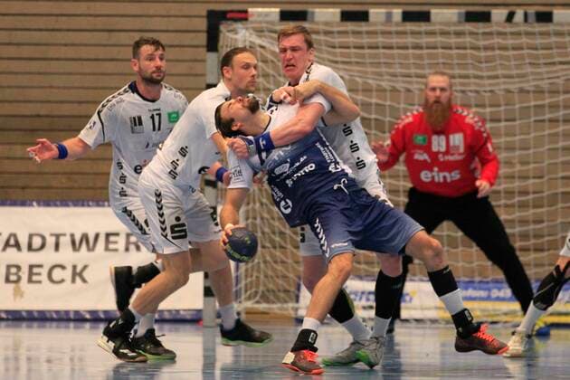 2.Bundesliga Handball VfL Luebeck-Schwartau - EHV Aue 21.11.2019, Hansehalle Luebeck, GER, 2.Bundesliga Handball VfL Luebeck-Schwartau - EHV Aue im Bild picture shows Markus Hansen VfL Luebeck-Schwartau wird brutal von Petr Slachta (EHV Aue) gestoppt.