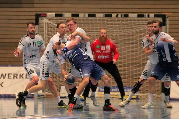 2.Bundesliga Handball VfL Luebeck-Schwartau - EHV Aue 21.11.2019, Hansehalle Luebeck, GER, 2.Bundesliga Handball VfL Luebeck-Schwartau - EHV Aue im Bild picture shows Markus Hansen VfL Luebeck-Schwartau wird brutal von Petr Slachta (EHV Aue) gestoppt.