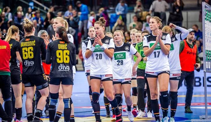 Geknickte Stimmung nach Niederlage gegen Montenegro Emily Boelk (DEUTSCHLAND 20) Antje Lauenroth (DEUTSCHLAND 29) Alicia Stolle (Deutschland 17) Deutschland - Montenegro Laenderspiel Vorbereitungsspiel SCHARRena Stuttgart Baden-Wuerttemberg Deutschland Stuttgart. 21.11.19 Handball Länderspiel , Stuttgart Baden Wuerttemberg Deutschland