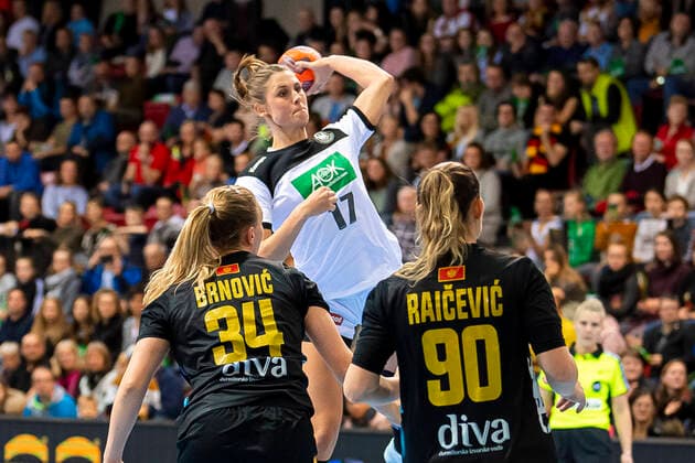 Stuttgart, Deutschland 21. November 2019: EHF Frauen Testspiel - Deutschland vs. Montenegro v.li. Tatjana Brnovic (Montenegro), Alicia Stolle (Deutschland Thueringer HC), Milena Raicevic (Montenegro) Stuttgart Scharrena Deutschland