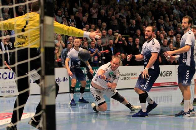 2.Bundesliga Handball VfL Luebeck-Schwartau - EHV Aue 21.11.2019, Hansehalle Luebeck, GER, 2.Bundesliga Handball VfL Luebeck-Schwartau - EHV Aue im Bild picture shows Bengt Bockhorn (EHV Aue) erzielt den Ausgleich zum 23:23 gegen Torwart Marino Mallwitz VfL Luebeck-Schwartau, Jan Schult VfL Luebeck-Schwartau und Martin Waschul VfL Luebeck-Schwartau koennen nichts mehr ausrichten.