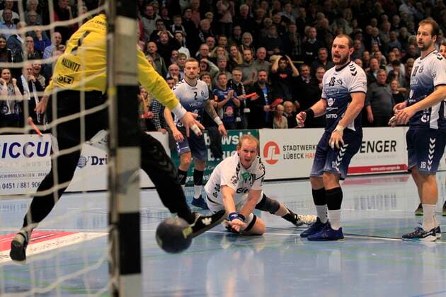 2.Bundesliga Handball VfL Luebeck-Schwartau - EHV Aue 21.11.2019, Hansehalle Luebeck, GER, 2.Bundesliga Handball VfL Luebeck-Schwartau - EHV Aue im Bild picture shows Bengt Bockhorn (EHV Aue) erzielt den Ausgleich zum 23:23 gegen Torwart Marino Mallwitz VfL Luebeck-Schwartau, Jan Schult VfL Luebeck-Schwartau und Martin Waschul VfL Luebeck-Schwartau koennen nichts mehr ausrichten.
