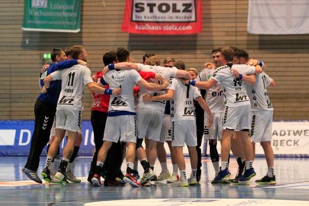 2.Bundesliga Handball VfL Luebeck-Schwartau - EHV Aue 21.11.2019, Hansehalle Luebeck, GER, 2.Bundesliga Handball VfL Luebeck-Schwartau - EHV Aue im Bild picture shows Jubelkreis von EHV Aue nach dem 23:23 Unentschieden gegen VfL Luebeck-Schwartau