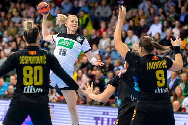 Stuttgart, Deutschland 21. November 2019: EHF Frauen Testspiel - Deutschland vs. Montenegro v.li. Jelena Despotovic (Montenegro), Kim Naidzinavicius (Deutschland Bietigheim), Durdina Jaukovic (Montenegro) Stuttgart Scharrena Deutschland