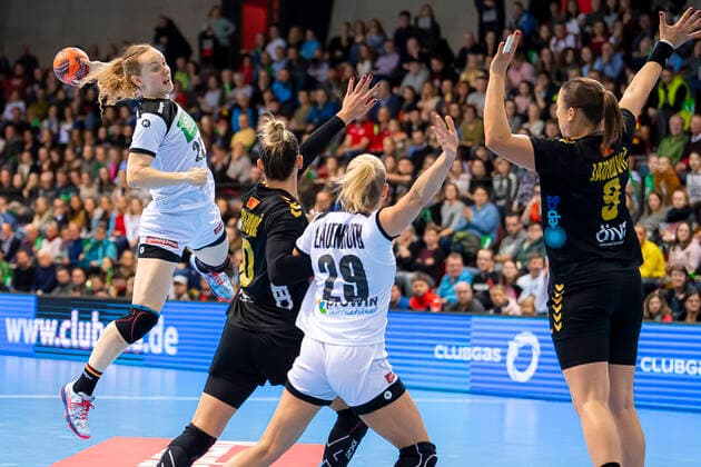 Stuttgart, Deutschland 21. November 2019: EHF Frauen Testspiel - Deutschland vs. Montenegro v.li. Emily Boelk Bölk (Deutschland Thueringer HC), Milena Raicevic (Montenegro), Antje Lauenroth (Deutschland Bietigheim), Durdina Jaukovic (Montenegro) Stuttgart Scharrena Deutschland