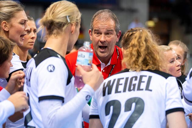 Stuttgart, Deutschland 21. November 2019: EHF Frauen Testspiel - Deutschland vs. Montenegro Trainer Henk Groener (Deutschland) Stuttgart Scharrena Deutschland