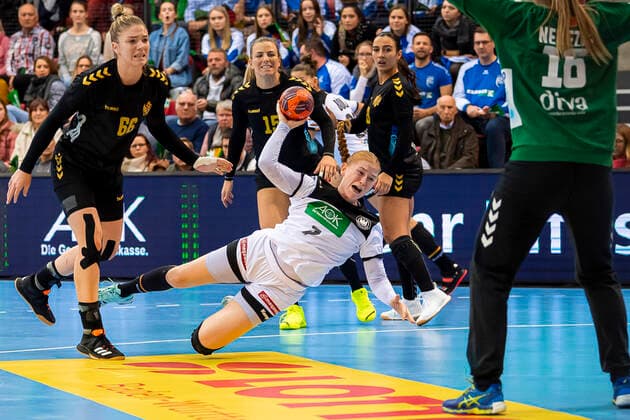 Stuttgart, Deutschland 21. November 2019: EHF Frauen Testspiel - Deutschland vs. Montenegro v.li. Ema Ramusovic (Montenegro), Meike Schmelzer (Deutschland Thueringer HC), Ljubia Nenezic (Montenegro) Stuttgart Scharrena Deutschland