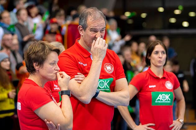 Stuttgart, Deutschland 21. November 2019: EHF Frauen Testspiel - Deutschland vs. Montenegro v.li. Co-Trainerin Heike Horstmann (Deutschland), Trainer Henk Groener (Deutschland) unzufrieden enttäuscht enttaeuscht niedergeschlagen frustriert, Stuttgart Scharrena Deutschland