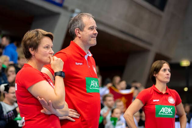 Stuttgart, Deutschland 21. November 2019: EHF Frauen Testspiel - Deutschland vs. Montenegro v.li. Co-Trainerin Heike Horstmann (Deutschland), Trainer Henk Groener (Deutschland) nachdenklich grübelnd gruebelnd Stuttgart Scharrena Deutschland