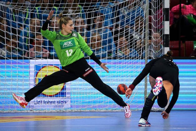 BAU 21.11.2019 Stuttgart Handball Frauen Deutschland vs. Montenegro, v.l. Dinah Eckerle (GER), Jovanka Radicevic (Montenegro)