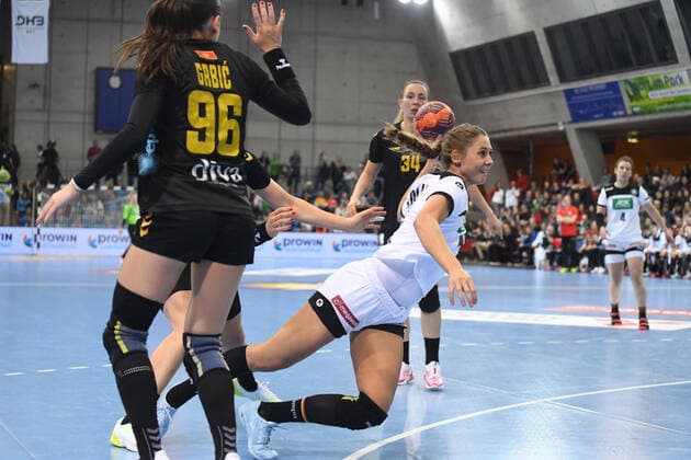 Alicia Stolle (Deutschland), Jenny Behrend (Deutschland), Deutschland - Montenegro, Testspiel Handball Frauen-Nationalmannschaft, SCHARRena Stuttgart, 21.11.2019. Deutschland - Montenegro, Testspiel Handball Frauen-Nationalmannschaft, SCHARRena Stuttgart, 21.11.2019 Stuttgart Copyright: xMemmlerx Eibner-Pressefotox EP_mmr