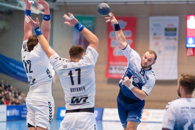 Jan Schult (Nr. 19, VfL Luebeck-Schwartau) gegen Kevin Lux (Nr. 32, EHV Aue) und Ladislav Brykner (Nr. 17, EHV Aue) VfL Luebeck-Schwartau vs. EHV Aue, Handball, 2. Liga, 21.11.19 Luebeck Schleswig-Holstein Germany Hansehalle Copyright: xAgentur54Gradx xChristianxSchaffrathx