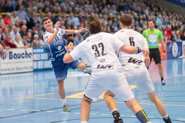 Janik Schrader (Nr. 23, VfL Luebeck-Schwartau) gegen Kevin Lux (Nr. 32, EHV Aue) VfL Luebeck-Schwartau vs. EHV Aue, Handball, 2. Liga, 21.11.19 Luebeck Schleswig-Holstein Germany Hansehalle Copyright: xAgentur54Gradx xChristianxSchaffrathx