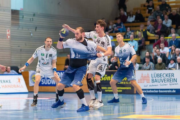 Jan Schult (Nr. 19, VfL Luebeck-Schwartau) gegen Adrian Kammlodt (Nr. 30, EHV Aue) VfL Luebeck-Schwartau vs. EHV Aue, Handball, 2. Liga, 21.11.19 Luebeck Schleswig-Holstein Germany Hansehalle Copyright: xAgentur54Gradx xChristianxSchaffrathx